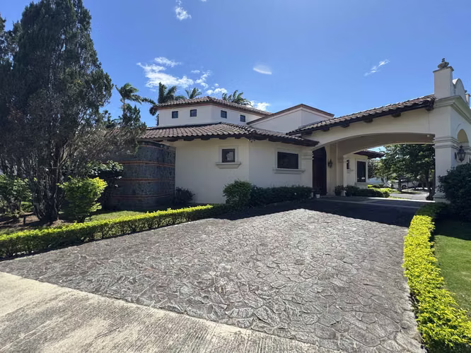 Hermosa casa en venta Bosques de Lindora
