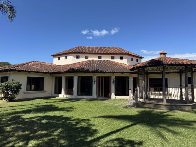 Hermosa casa en venta Bosques de Lindora
