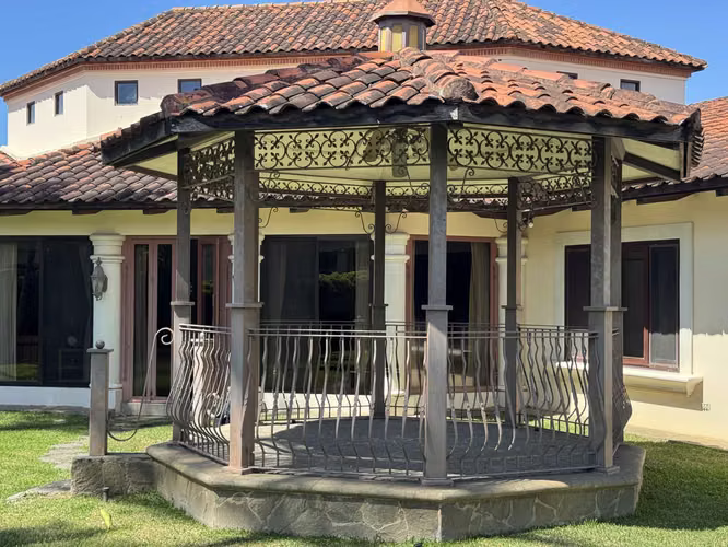 Hermosa casa en venta Bosques de Lindora