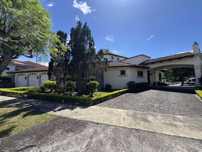 Hermosa casa en venta Bosques de Lindora