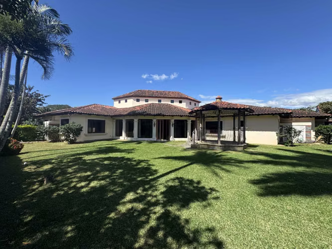 Hermosa casa en venta Bosques de Lindora