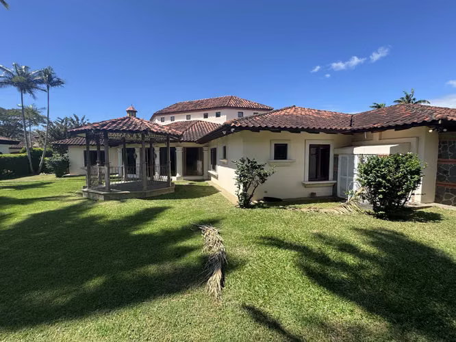 Hermosa casa en venta Bosques de Lindora