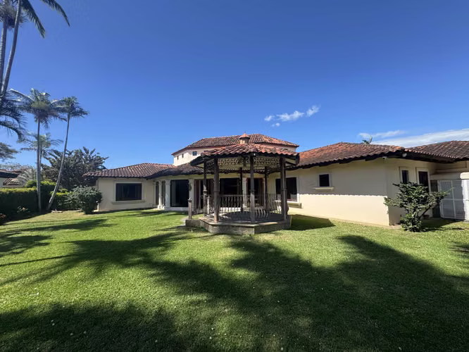 Hermosa casa en venta Bosques de Lindora