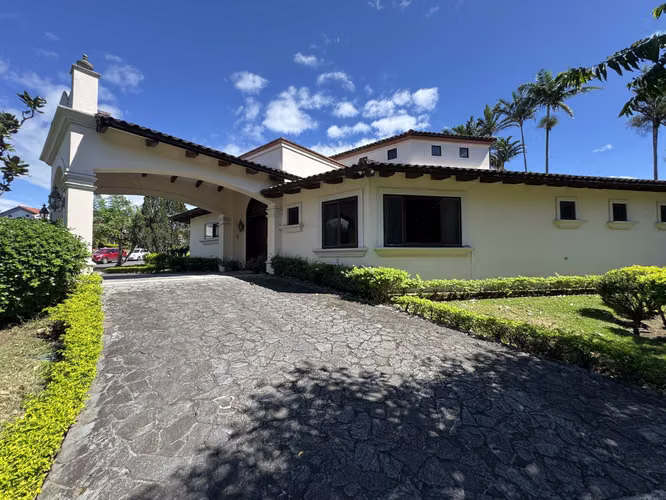 Hermosa casa en venta Bosques de Lindora