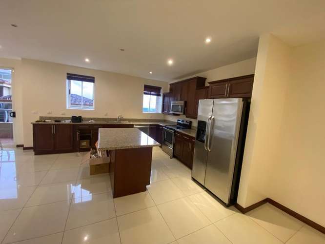 ESCAZU AMPLIO EN CONDOMINIO - Imagen 3