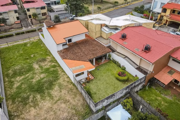 Se vende elegante casa en Condominio Altos de Montenegro, Alajuela KS - Imagen 2
