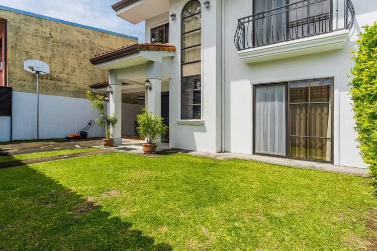Se vende elegante casa en Condominio Altos de Montenegro, Alajuela KS - Imagen 3