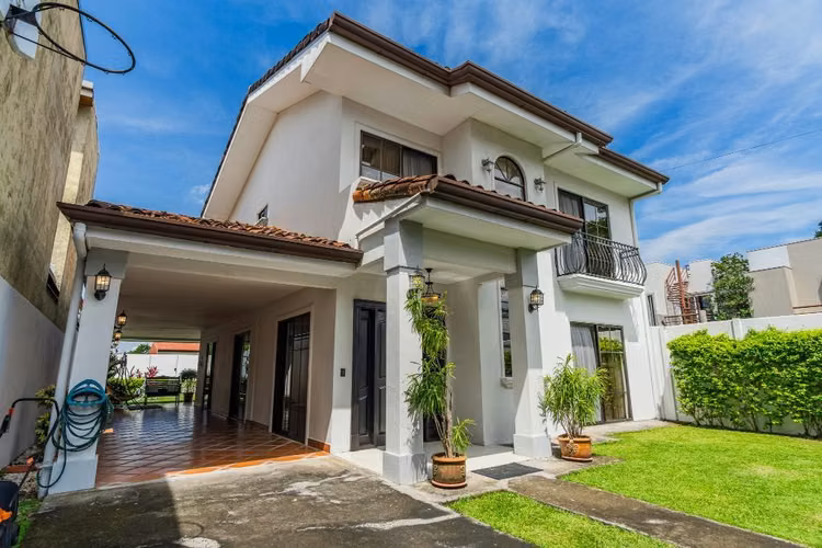 Se vende elegante casa en Condominio Altos de Montenegro, Alajuela KS