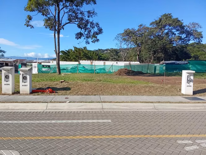 Lot for sale in Santa Ana Urbano condominium!