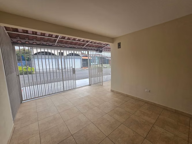 VENTA DE CASA DE DOS PLANTAS EN EL CORAZON DE TIBAS, SAN JOSE