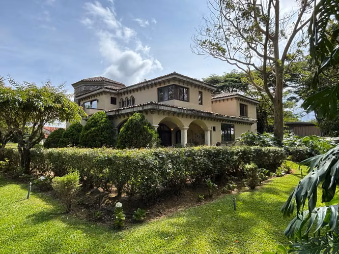 Venta de casa estilo mediterráneo, en Santo Domingo de Heredia