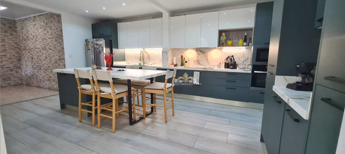 Se vende hermosa casa en condominio pequeño, remodelada en Guachipelin Norte de Escazú