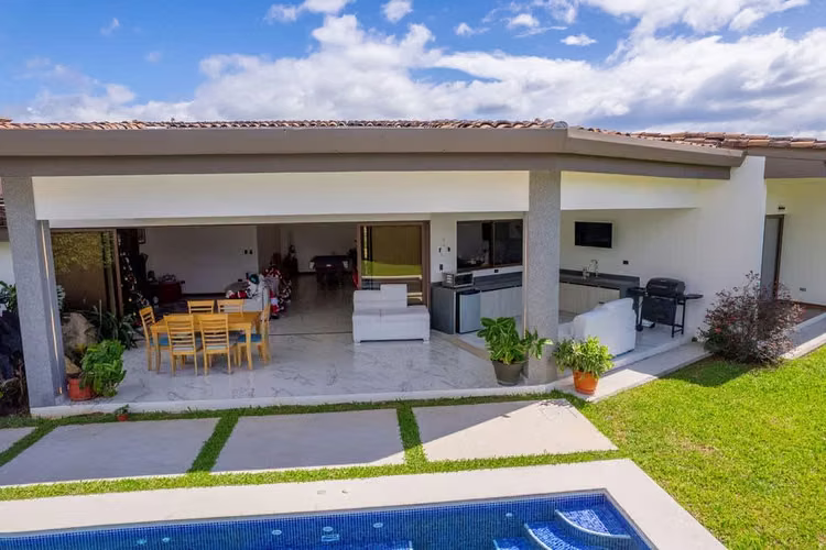 Maravillosa Casa de Un Nivel en Hacienda Los Reyes, Guácima