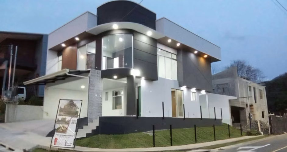 Venta de Casa Contemporánea en Condominio, Santa Ana, San José