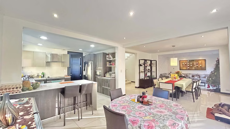 ¡Espectacular Casa en Venta en Guachipelín de Escazú!
