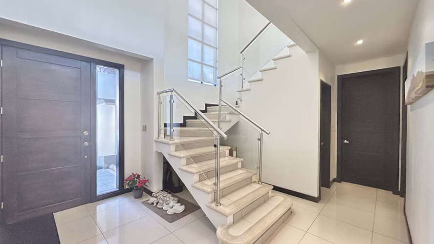 ¡Espectacular Casa en Venta en Guachipelín de Escazú!