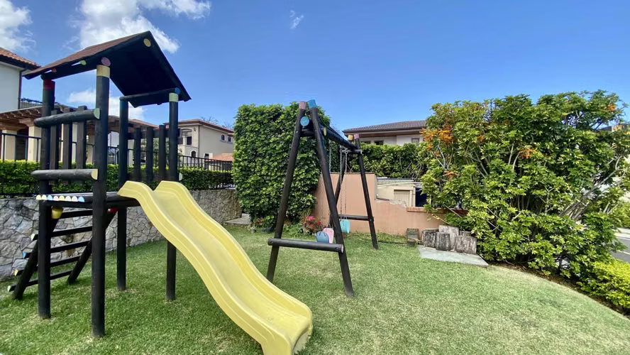 ¡Espectacular Casa en Venta en Guachipelín de Escazú!