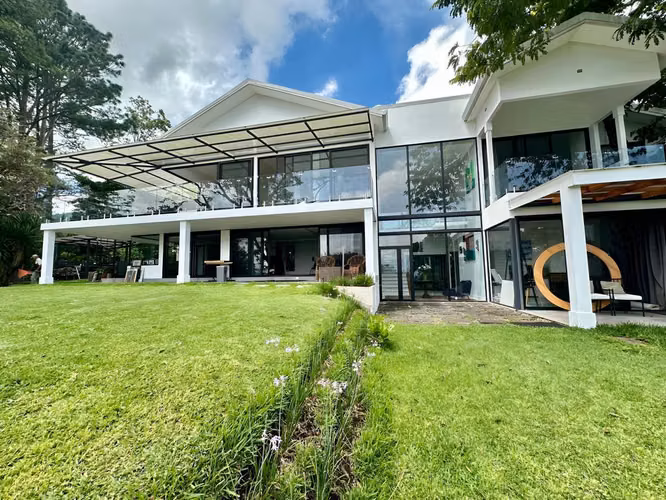 Espectacular residencia en San Antonio de Escazú. FULL VISTA