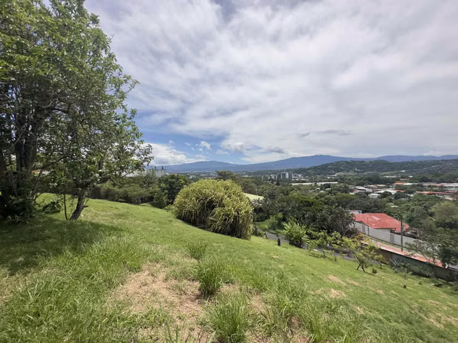 Gran propiedad en venta en Santa Ana, Río Oro