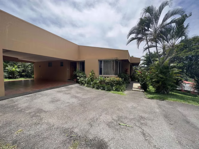 Gran propiedad en venta en Santa Ana, Río Oro