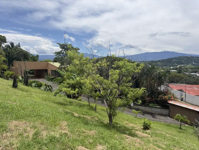 Gran propiedad en venta en Santa Ana, Río Oro