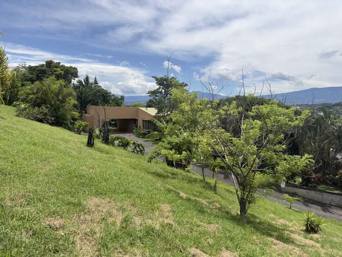 Gran propiedad en venta en Santa Ana, Río Oro