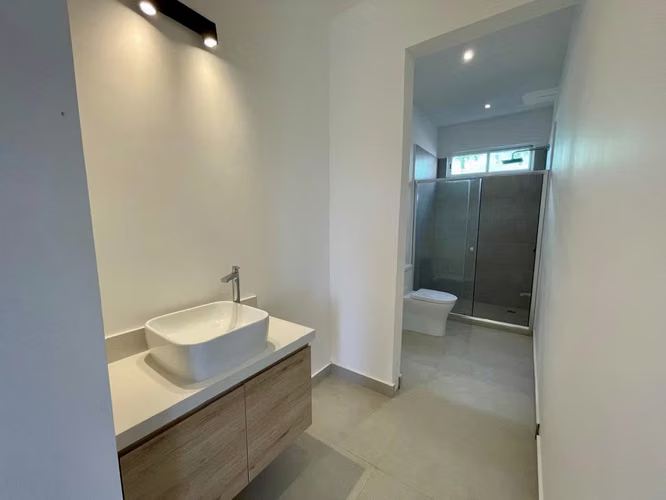 Se vende Casa en Guachipelin - Imagen 5