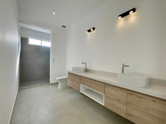 Se vende Casa en Guachipelin - Imagen 8