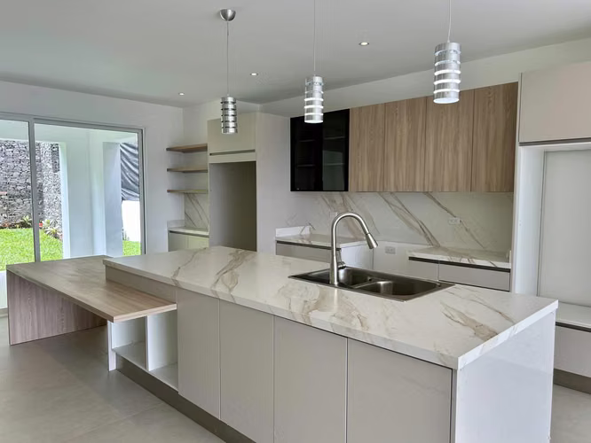 Se vende Casa en Guachipelin - Imagen 2