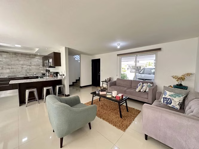 HERMOSA CASA EN VENTA EN CONDOMINIO EN GUACHIPELIN DE ESCAZU