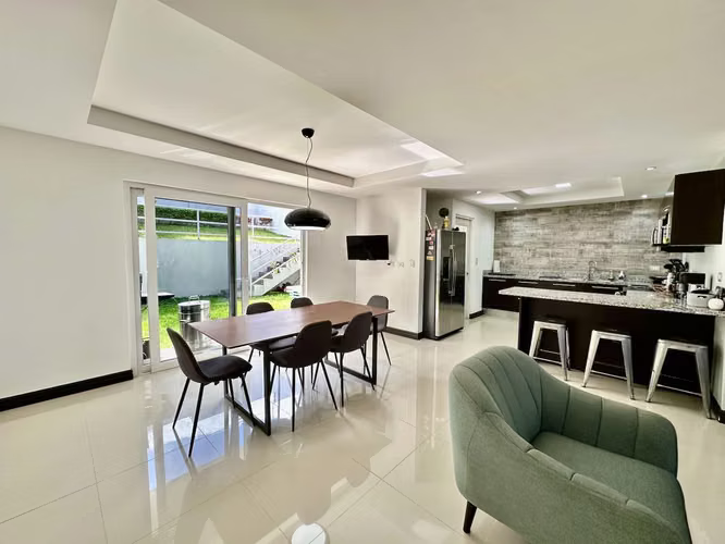 HERMOSA CASA EN VENTA EN CONDOMINIO EN GUACHIPELIN DE ESCAZU
