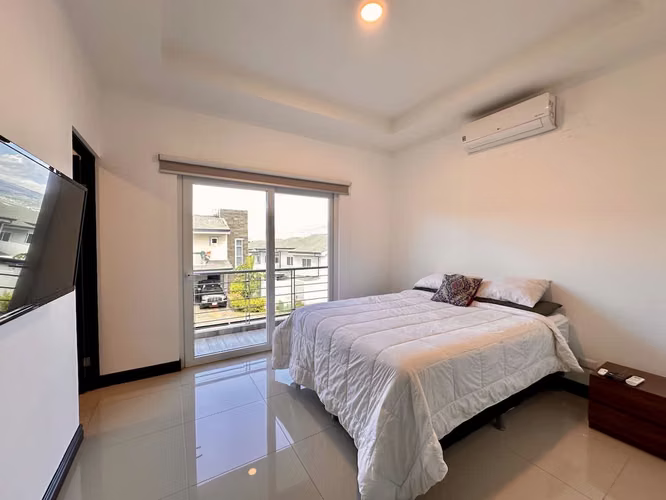 HERMOSA CASA EN VENTA EN CONDOMINIO EN GUACHIPELIN DE ESCAZU