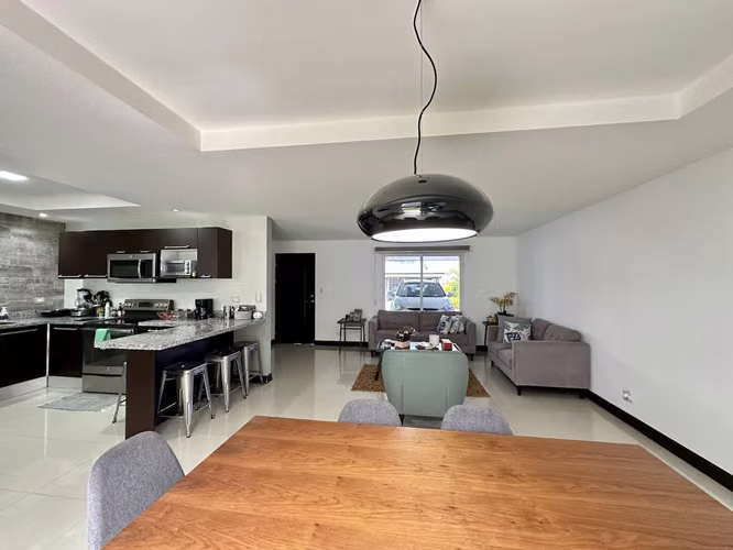 HERMOSA CASA EN VENTA EN CONDOMINIO EN GUACHIPELIN DE ESCAZU