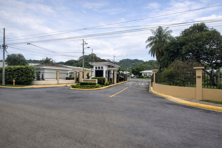 Casa en condominio a minutos de la playa – Excelente oportunidad