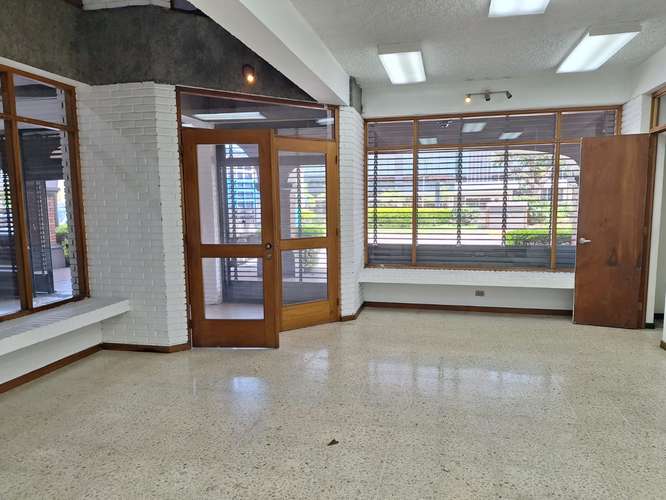 Alquiler de amplio local comercial en Trejos Montealegre Escazú - Imagen 3