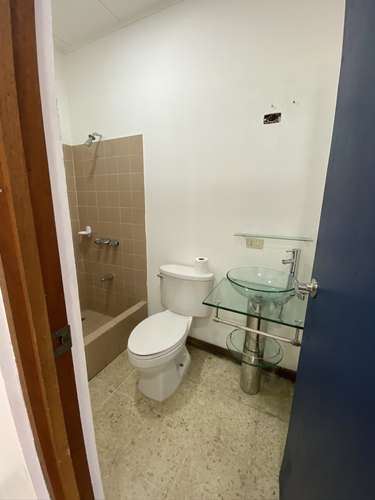 Alquiler de amplio local comercial en Trejos Montealegre Escazú - Imagen 8