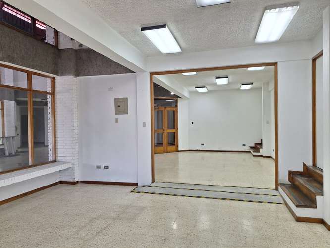 Alquiler de amplio local comercial en Trejos Montealegre Escazú - Imagen 2