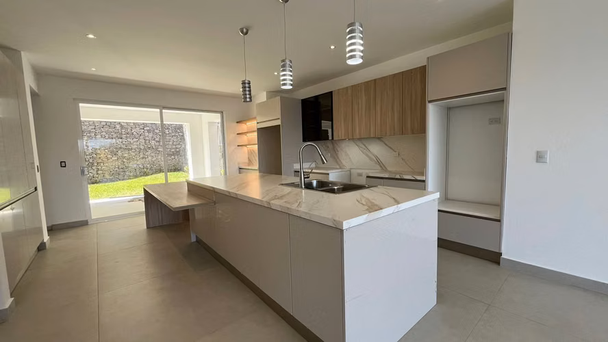 Se vende casa nueva en Escazú en exclusivo condominio con vista