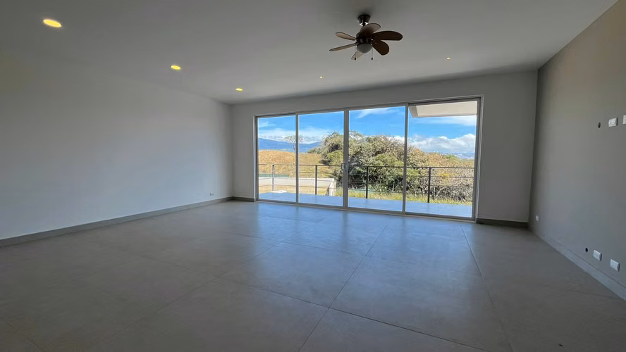 Se vende casa nueva en Escazú en exclusivo condominio con vista
