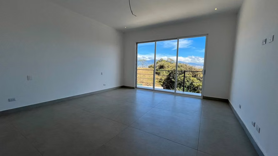 Se vende casa nueva en Escazú en exclusivo condominio con vista