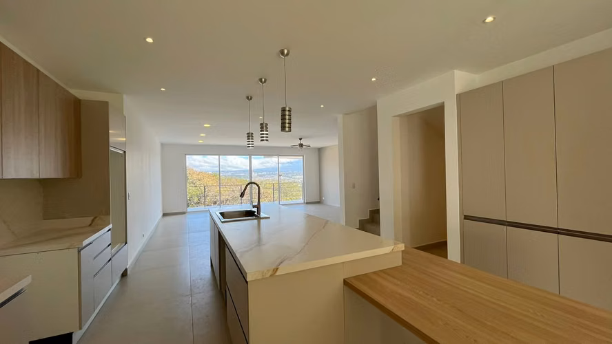 Se vende casa nueva en Escazú en exclusivo condominio con vista