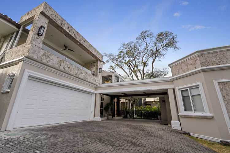 Joya Arquitectónica en Cerro Alto: 990 m² de Puro Lujo y Exclusividad en Escazú