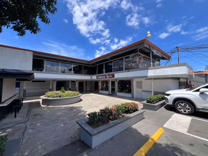 Se vende Centro Comercial en Turrucares