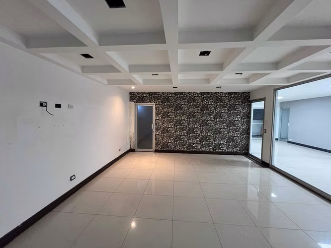 Se vende Centro Comercial en Turrucares