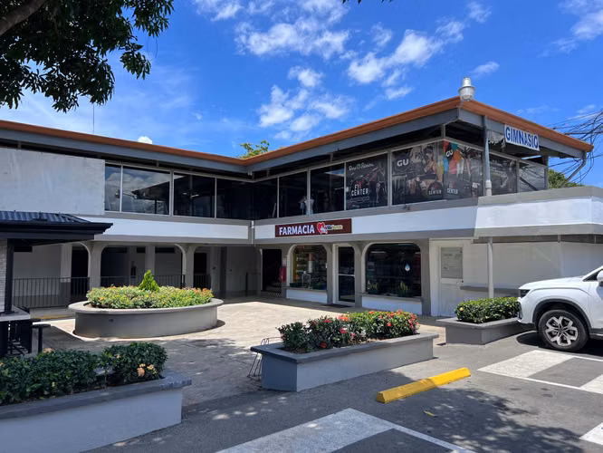 Se vende Centro Comercial en Turrucares