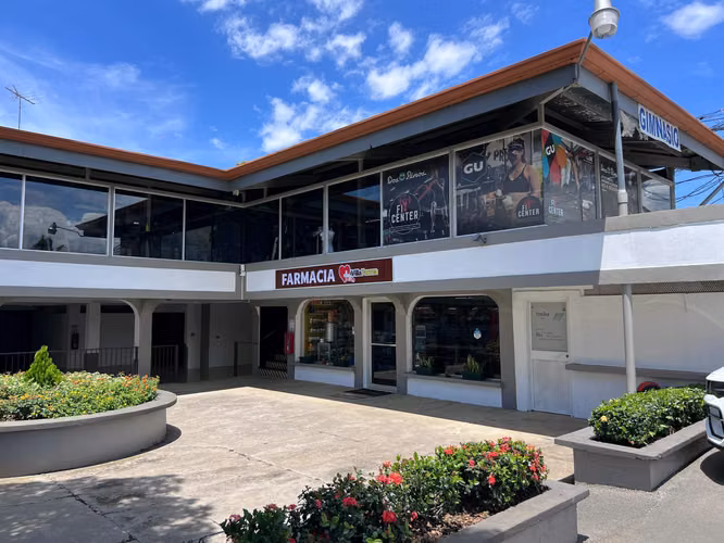 Se vende Centro Comercial en Turrucares