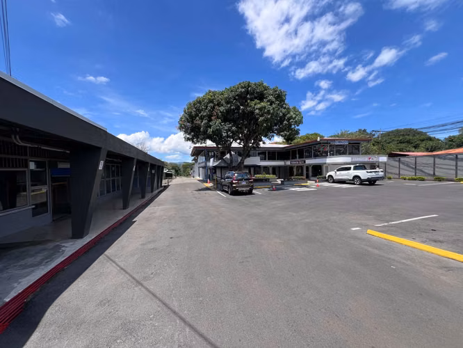 Se vende Centro Comercial en Turrucares