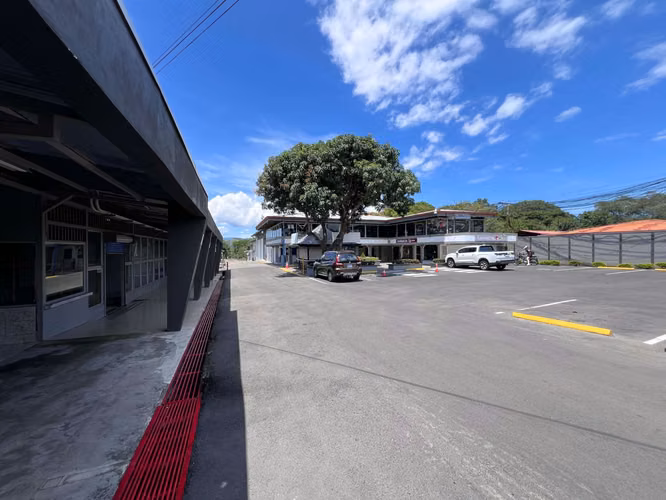 Se vende Centro Comercial en Turrucares