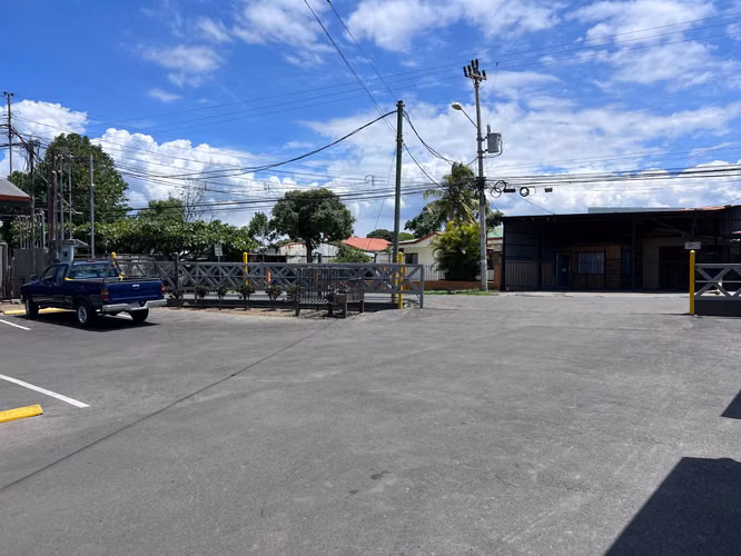Se vende Centro Comercial en Turrucares