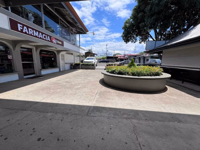 Se vende Centro Comercial en Turrucares